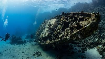 Ship wreck under sea
